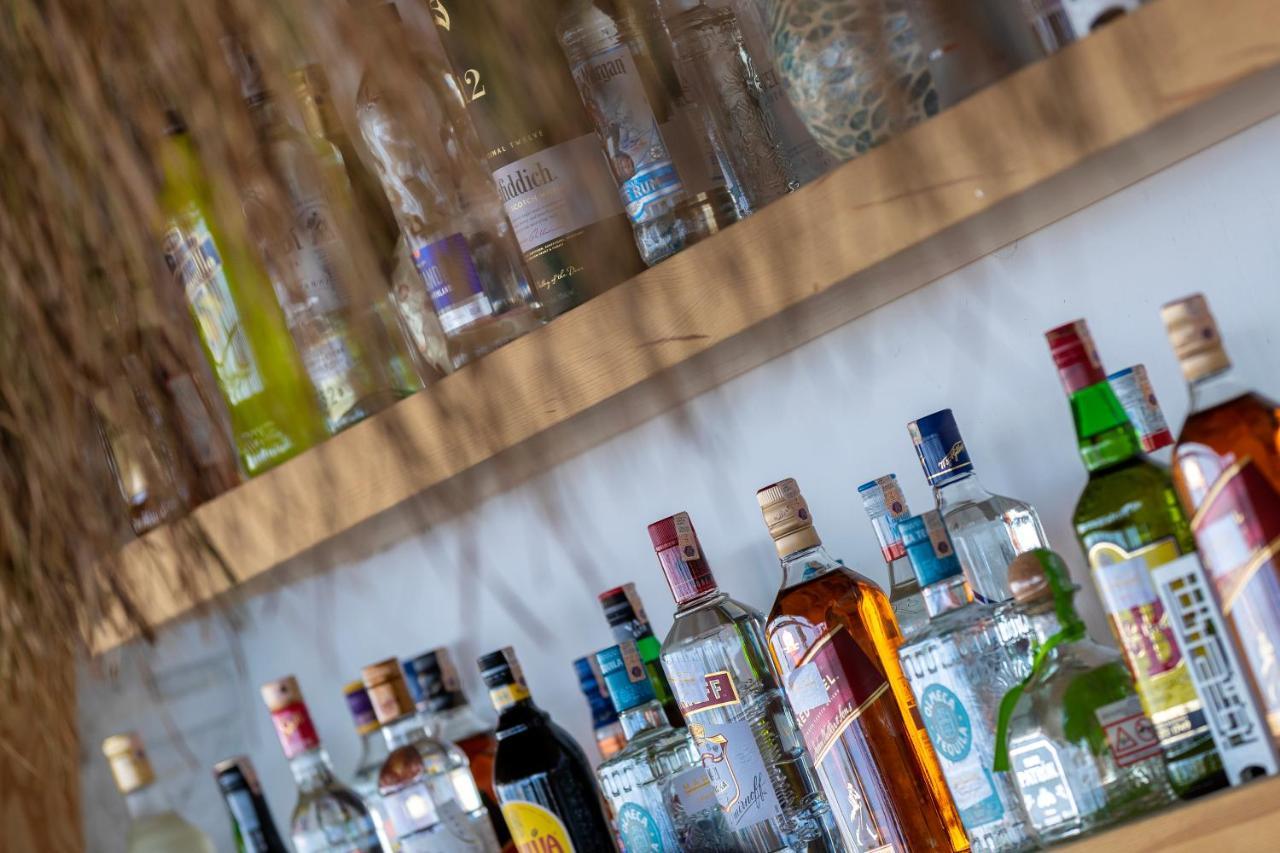מלון טקירובה Marti Myra מראה חיצוני תמונה A selection of gin bottles