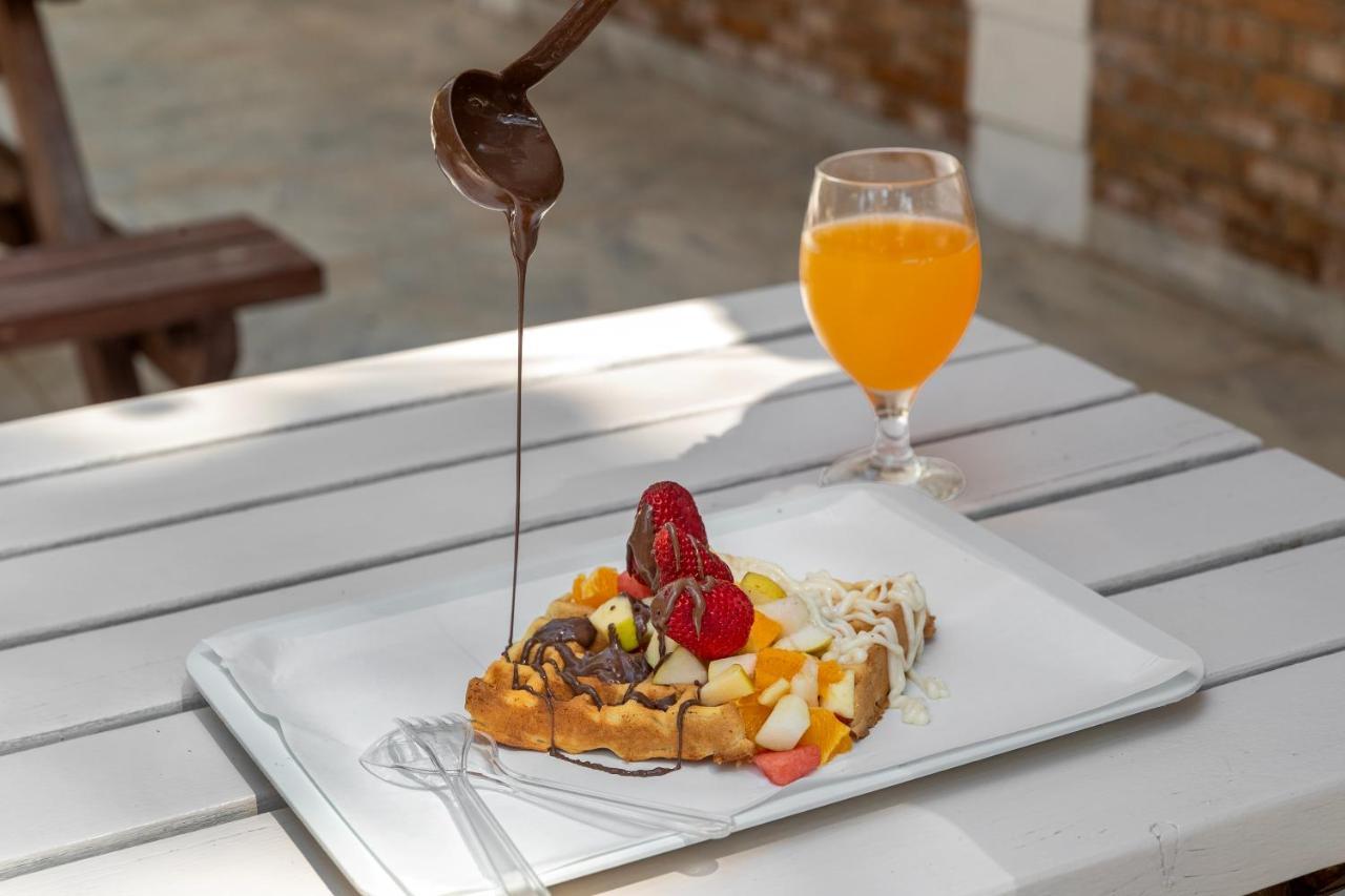 מלון טקירובה Marti Myra מראה חיצוני תמונה Chocolate being drizzled over a fruit salad