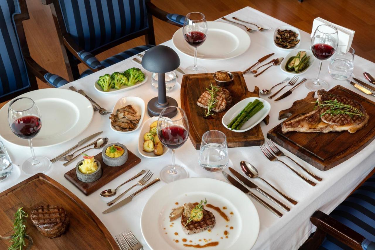 מלון טקירובה Marti Myra מראה חיצוני תמונה A dinner table at the restaurant